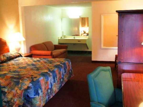 A Victory Inn & Suites - Detroit Room photo